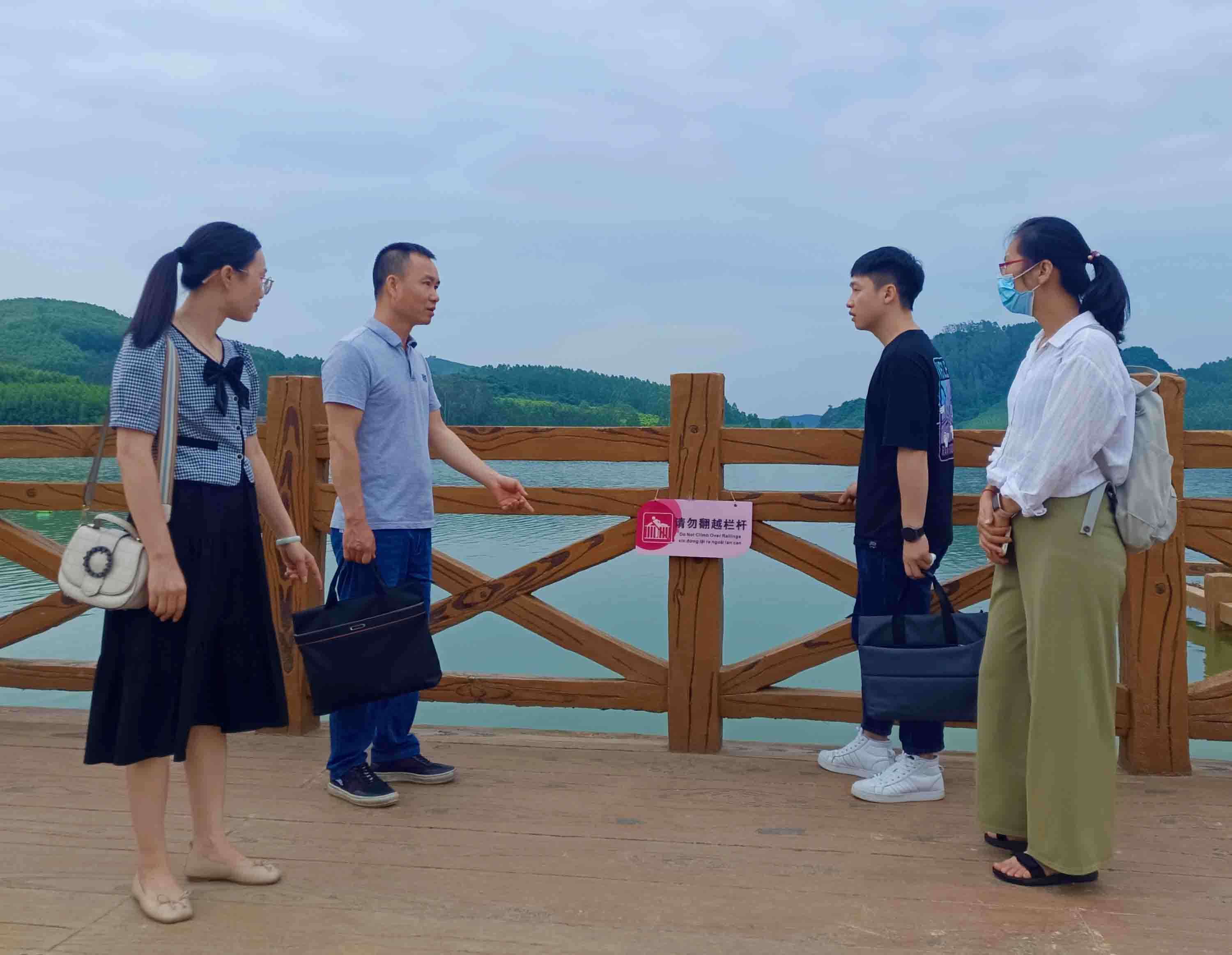 鹿寨县文广旅局到“山楂之恋”景区检查工作