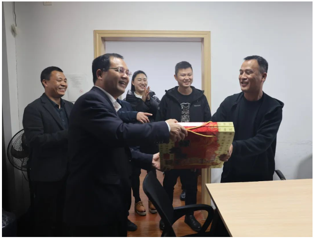 新春开工鼓干劲，凝心聚力启征程 | 韦宏带队开展节后复工走访慰问