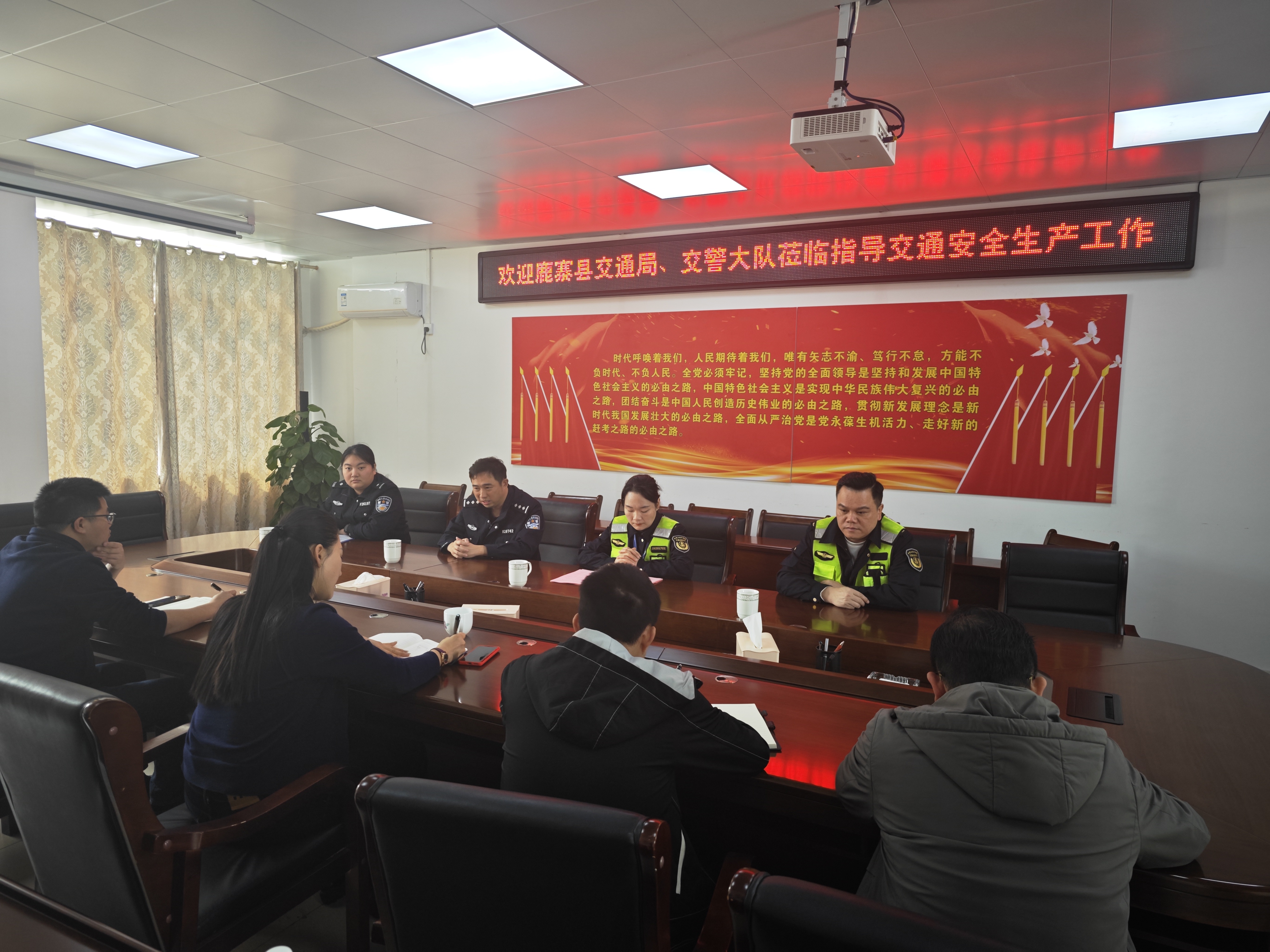 鹿寨县交警大队及交通运输综合行政执法大队到鼎盛矿业公司开展交通安全宣讲